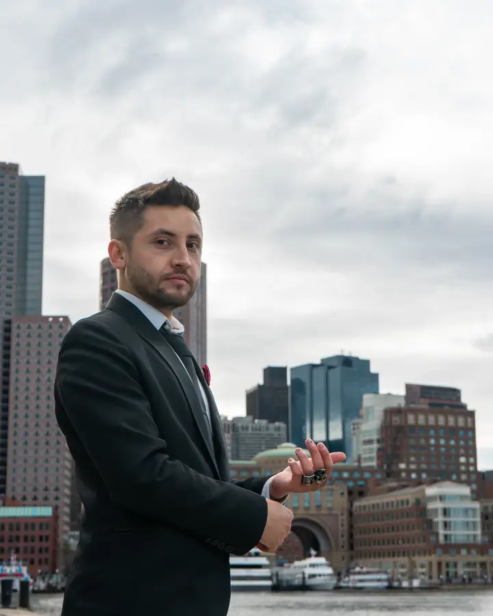 Nicko Guerrero con chaqueta blanca en Boston