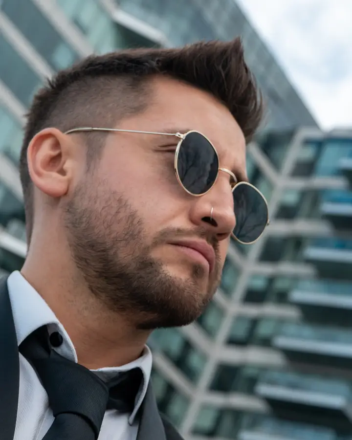 Nicko Guerrero de perfil con gafas de sol