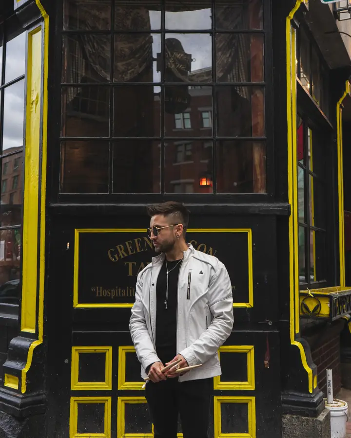 Nicko Guerrero frente a una puerta con detalles amarillos